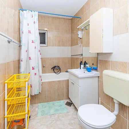 Apartment 2 Bedroom Stunning In Okrug Gornji
