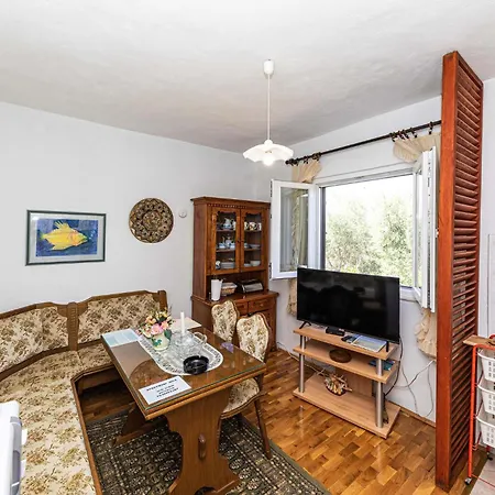 Apartment 2 Bedroom Stunning In Okrug Gornji *