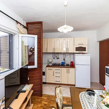 Apartment 2 Bedroom Stunning In Okrug Gornji